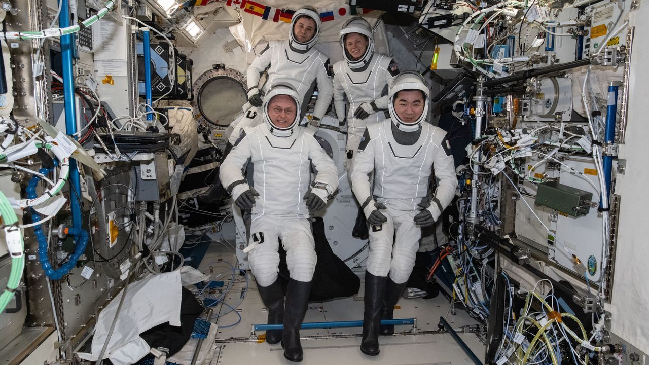 What time is SpaceX Crew-11's medical evacuation from the ISS on Jan. 14?