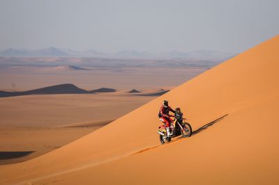 KTM star Daniel Sanders snaps collarbone while leading Dakar, vows to finish rally