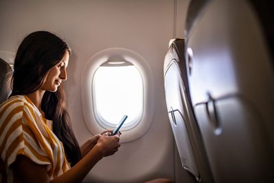 Which US airlines offer free Wi-Fi — and how fast is it?