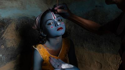 Shot with a Fujifilm X-T4 camera, this entrancing image beautifully captures an ancient Hindu ritual