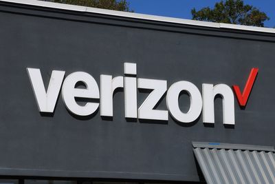 Verizon suffers major outage as thousands of users say phones switched to SOS mode