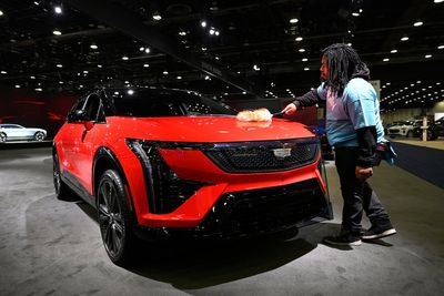 At Detroit auto show, spotlight dims for EVs