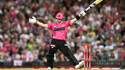 Smith ton upstages Warner as Sixers down Thunder in BBL