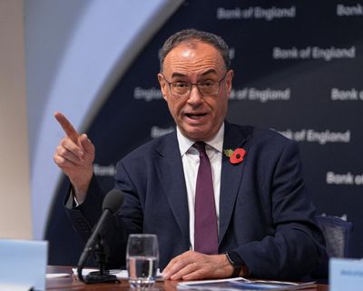 Bank of England governor hits out at populism as Trump interferes in US Fed