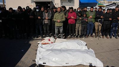 Gaza air strike by Israel kills Hamas commander and four others