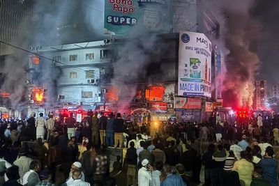 15 killed and dozens missing as massive fire rages for hours at Pakistan shopping plaza