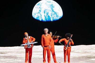 David Byrne review – hope, humanity and dancing in a superbly paced and choreographed show