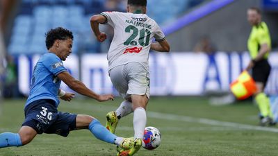 Ten-man Sydney splutter in loss to Phoenix