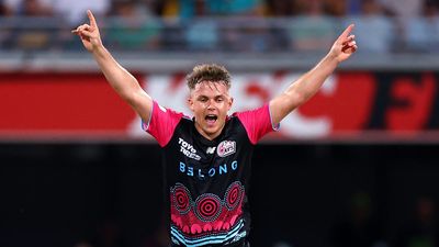 Smith, Starc and Curran lift Sixers into BBL finals