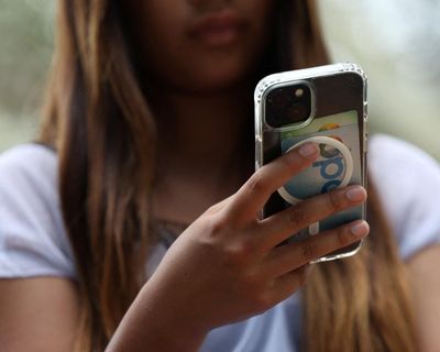 More than 60 Labour MPs urge Starmer to back under-16s social media ban