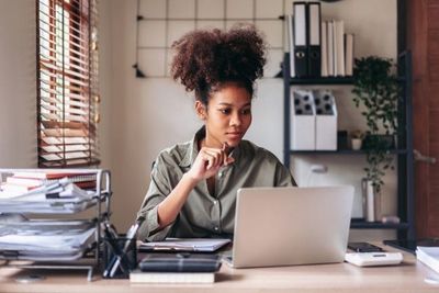 The 2026 CROWN Act Expansion: Why Your Employer Can No Longer Regulate These 5 “Professional” Hairstyles