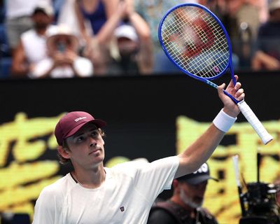 Alex de Minaur eases into Australian Open second round with routine win over lucky loser