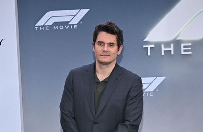 John Mayer breaks down in tears during tribute to Bob Weir