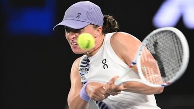 Wardrobe, qualifier can't halt Iga in career slam quest