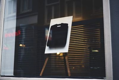 “Dark Stores”: Why Your Local Mall Windows Are Blacked Out (The Fulfillment Trend)