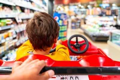 Should You Take Your Kids Grocery Shopping With You?
