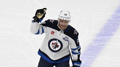 Blackhawks Fans Had Royal Welcome for Jonathan Toews Ahead of Game vs. Jets