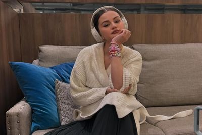 Justin Bieber Joins 2016 Throwback Trend as Selena Gomez Kiss Photo 'Like' Fuels Frenzy