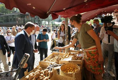 NYC Office Workers Living on 'Rawdogged' Desk Potatoes — After Lunch Prices Got Too Expensive