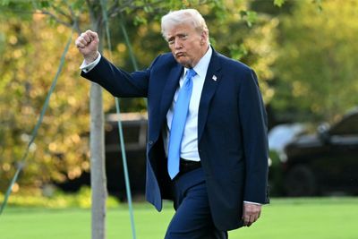 Trump Called 'Lunatic' as Lawmakers Demand Impeachment Over 'Incoherent' Late-Night Rants