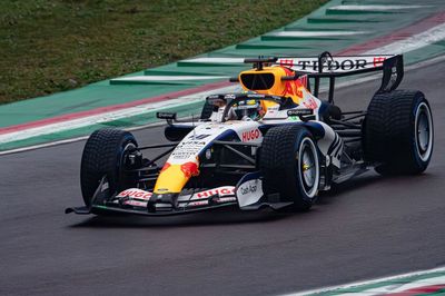 Lindblad goes off in brand-new Racing Bulls F1 car