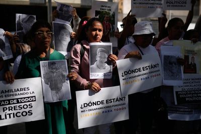 Families of Venezuelan prisoners demand their release after weeks of waiting outside prisons