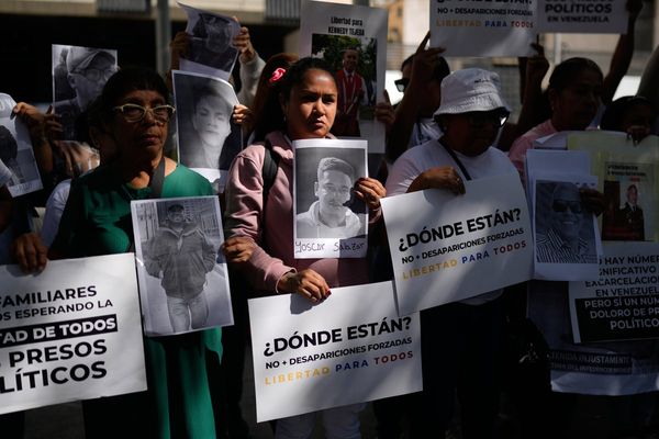 Families of Venezuelan prisoners demand their release after weeks of waiting outside prisons