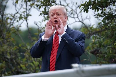 Trump's Europe Tariff Threat Sends Dollar Lower, Revives 'Sell America' Narrative