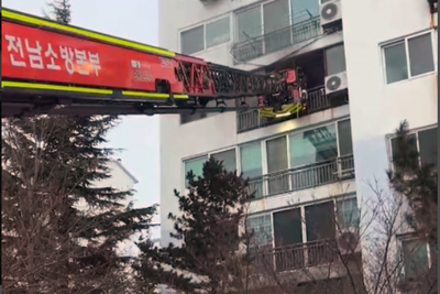 Mother climbs down side of building to rescue children from burning home in South Korea