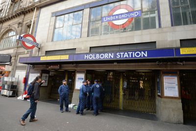 Pervert who revealed his pants to woman Tube passenger is hunted by police