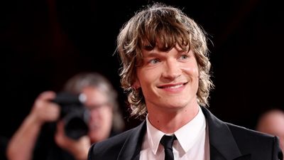 Paparazzi Are Calling a ‘Heated Rivalry’ Star “Irrelevant” Because He Doesn’t Want to Do Their Free Labor