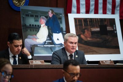 House committee recommends contempt of Congress for Clintons