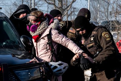 ICE live updates: Officers clash with Minnesota protesters as businesses participate in ‘economic blackout’
