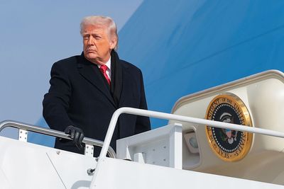 Trump signals busy midterm campaign schedule, will target Iowa farmers