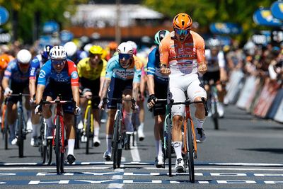 Tour Down Under: Sam Welsford sprints to seventh Tour Down Under victory and first for Ineos Grenadiers in chaotic stage 3 finale