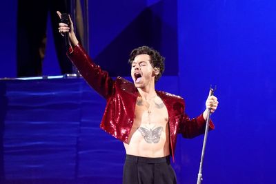 Harry Styles reenacts Dirty Dancing lift in newly released music video
