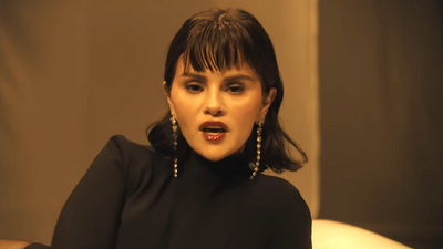 Selena Gomez Is Kicking Off The Year In Only A Towel, But It’s Her New Hairdo That Has Me Distracted