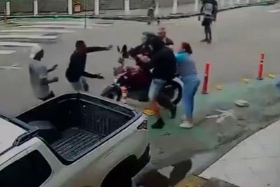 Whole neighborhood joins forces to beat up robber in Brazil