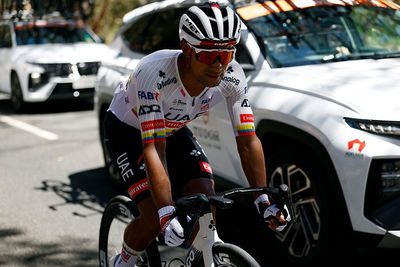 Jhonatan Narváez fractures several thoracic vertebrae in stage 4 crash at Tour Down Under, having been forced to abandon from second place