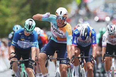 Tour Down Under: Ethan Vernon wins wind-buffeted shortened stage 4 as second overall Jhonatan Narváez crashes out