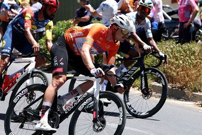 Kangaroos jump into peloton on final stage of Tour Down Under, race leader Jay Vine caught up in crash and had to chase back