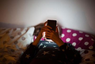 Screen time limits for children are no longer enough, new US report finds
