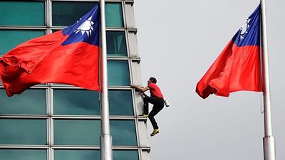 US rock climber Alex Honnold reaches top of Taipei 101 skyscraper without ropes