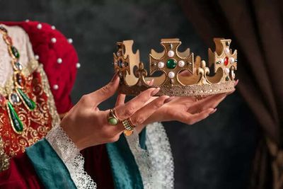 Foods the British Royal Family Avoids and the Reasons Behind It