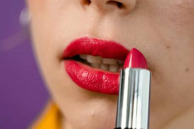 Should You Remove Lipstick Before Eating Curd? What Every Woman Must Know