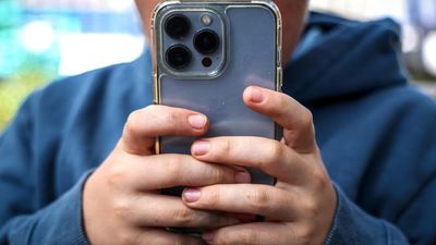 Macron pushes fast-track ban on social media for under-15s ahead of MPs debate