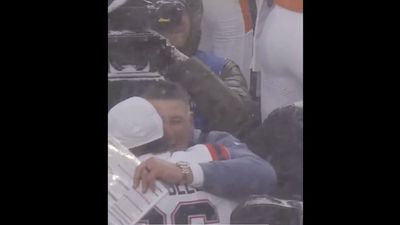 Mike Vrabel Was Hugging Everyone After Patriots Made Super Bowl With Win vs. Broncos