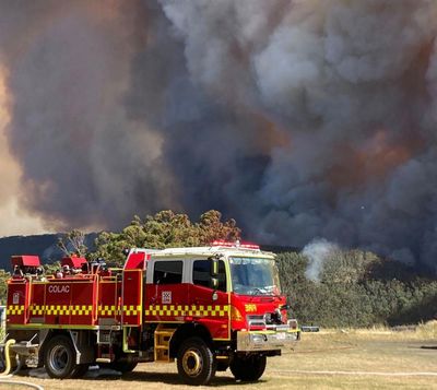 Victorians urged to evacuate Otways as massive fire threatens to spread east towards more than 1,000 homes