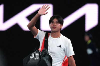 US rising star Learner Tien out of Australian Open as Alexander Zverev keeps his cool in Melbourne heat