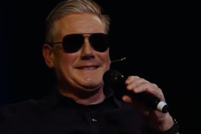 Keir Starmer makes fun of Emmanuel Macron’s aviator sunglasses at London comedy show